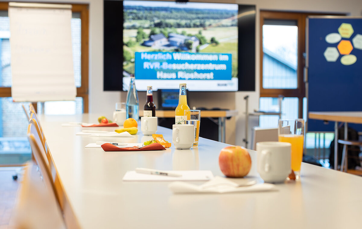 Tische im Seminar mit Getränken und Snacks
