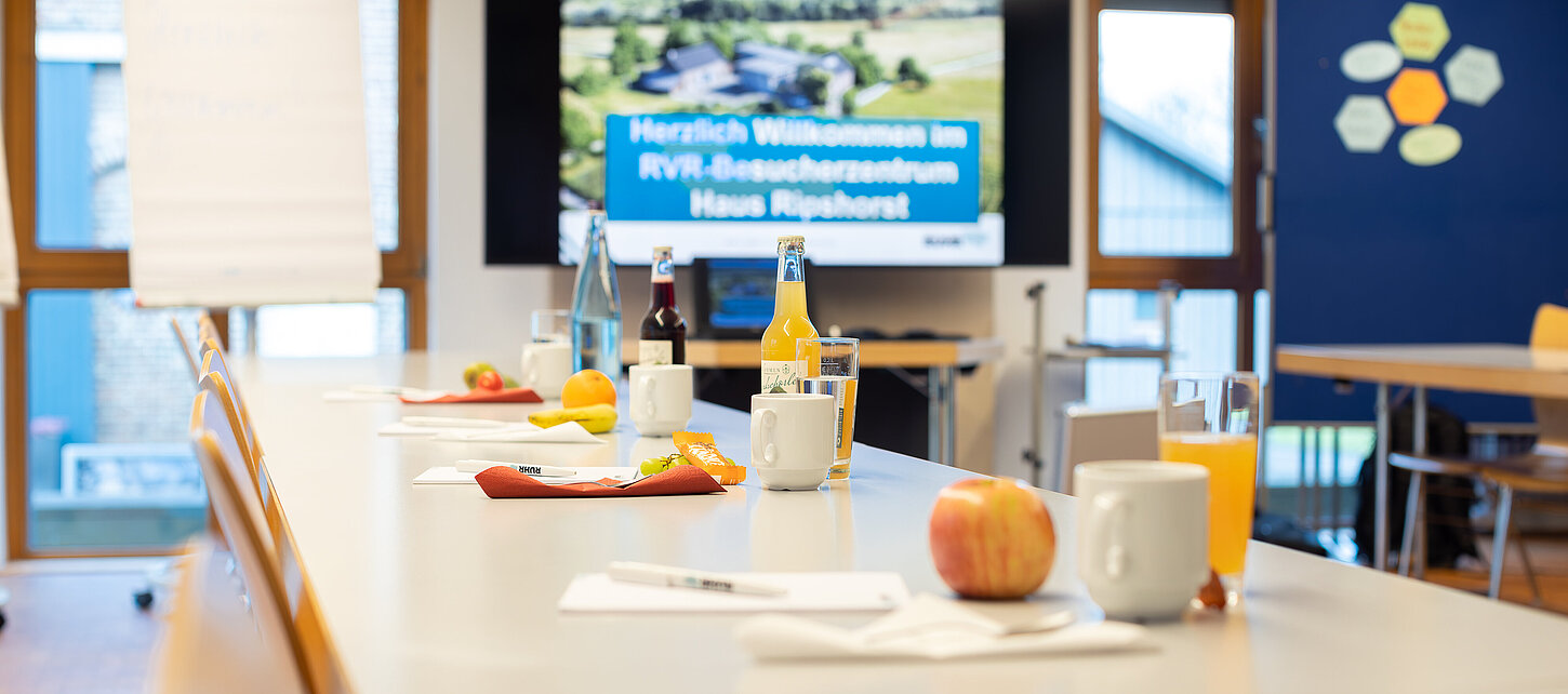 Tische im Seminar mit Getränken und Snacks