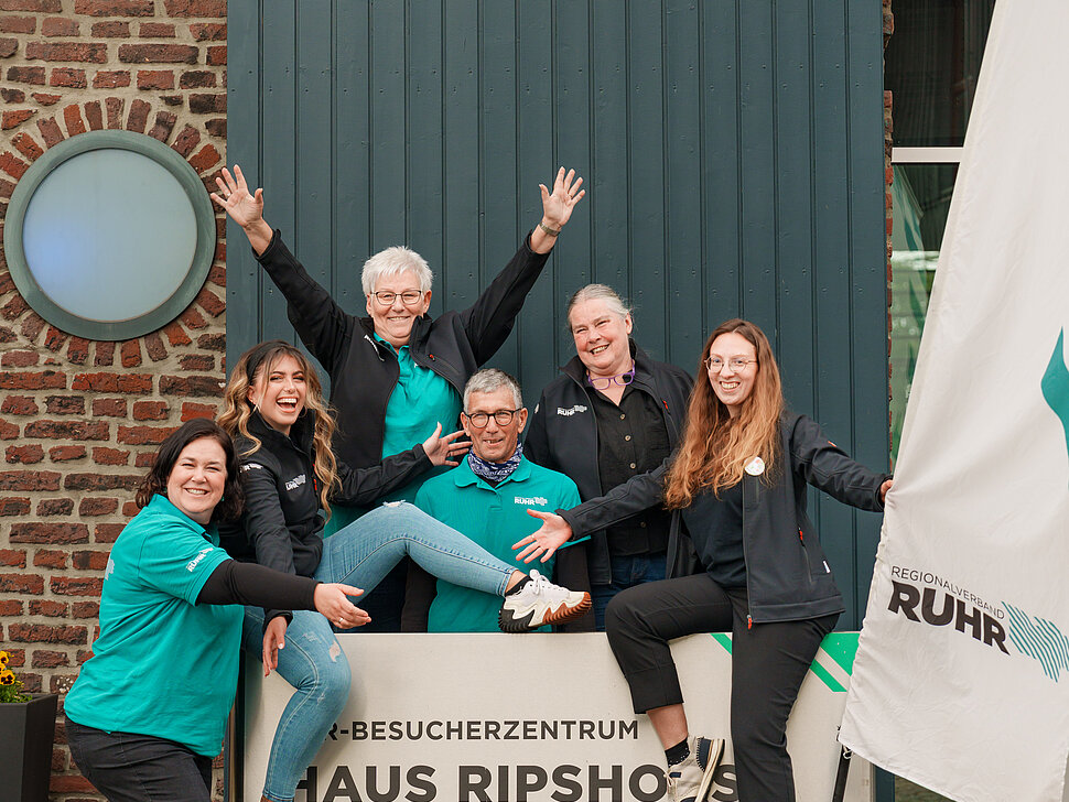 Das Team von Haus Ripshorst vor dem Besucherzentrum