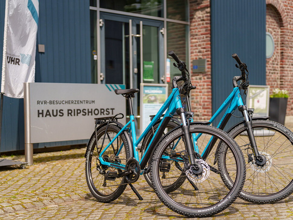 Zwei Fahrräder stehen vor dem RVR-Besucherzentrum Haus Risphorst