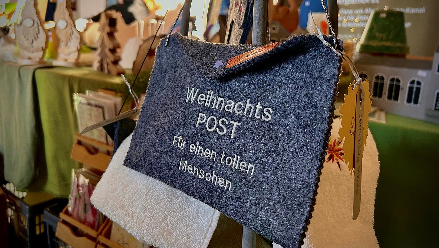 Eine gefilzte Tasche mit dem Aufdruck "Weihnachtspost - für einen tollen Menschen"