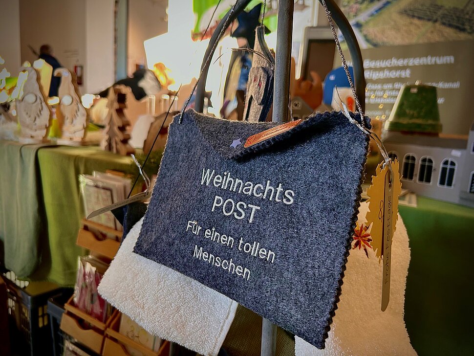 Eine gefilzte Tasche mit dem Aufdruck "Weihnachtspost - für einen tollen Menschen"