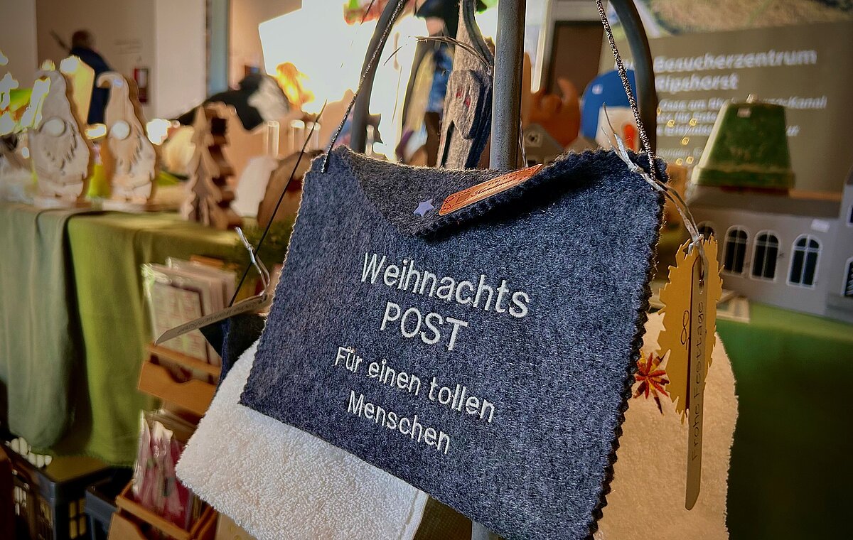 Eine gefilzte Tasche mit dem Aufdruck "Weihnachtspost - für einen tollen Menschen"