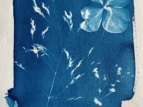 Ein blauer mit Lichtdruck bedruckter Stoff