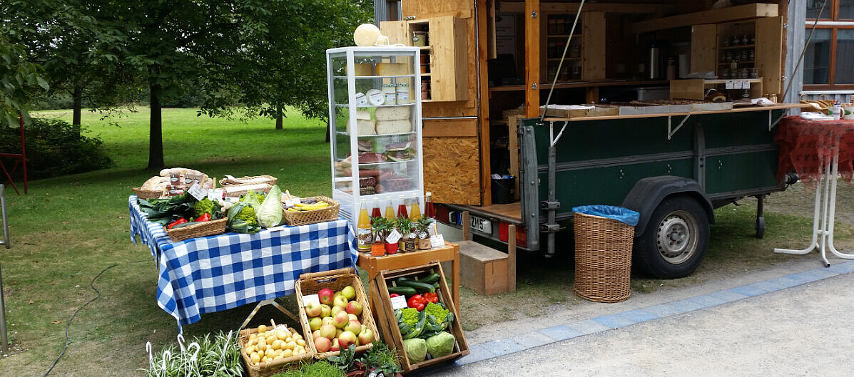 Ein Verkaufsstand mit Essen und Getränken am Haus Ripshorst