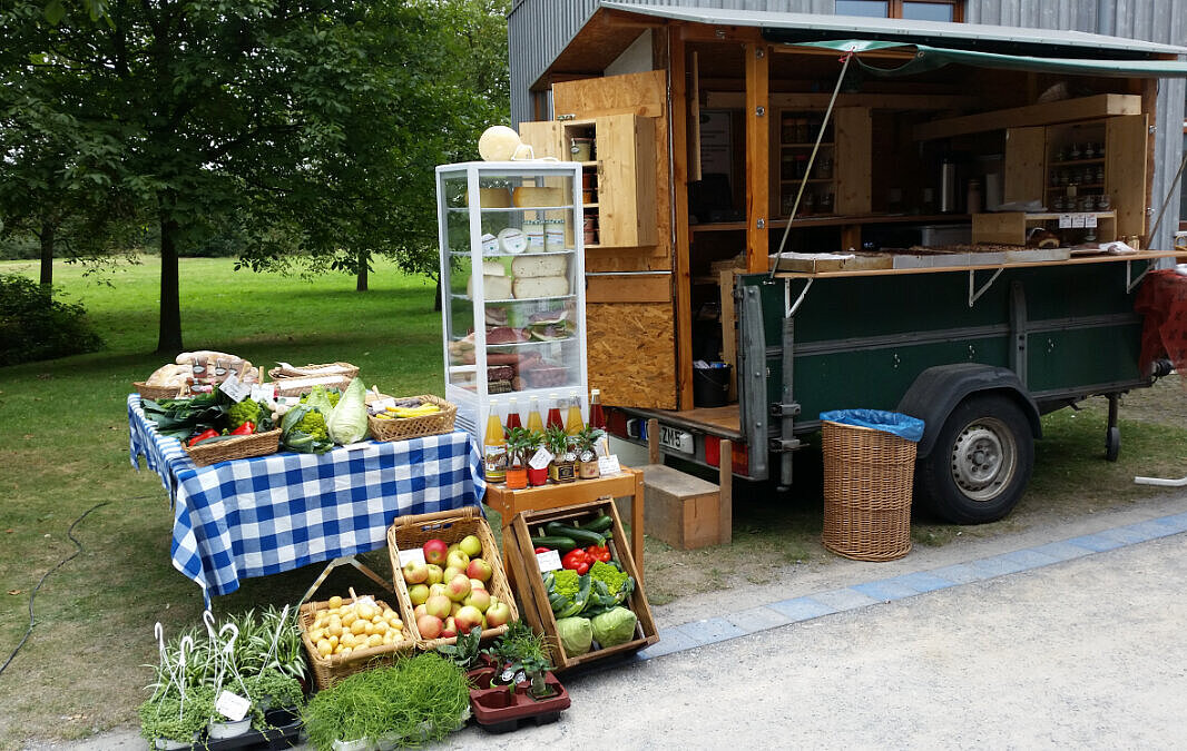 Ein Verkaufsstand mit Essen und Getränken am Haus Ripshorst