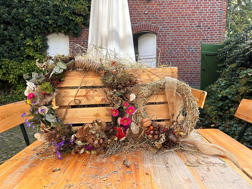 Zwei selbstgemachte Herbstkränze