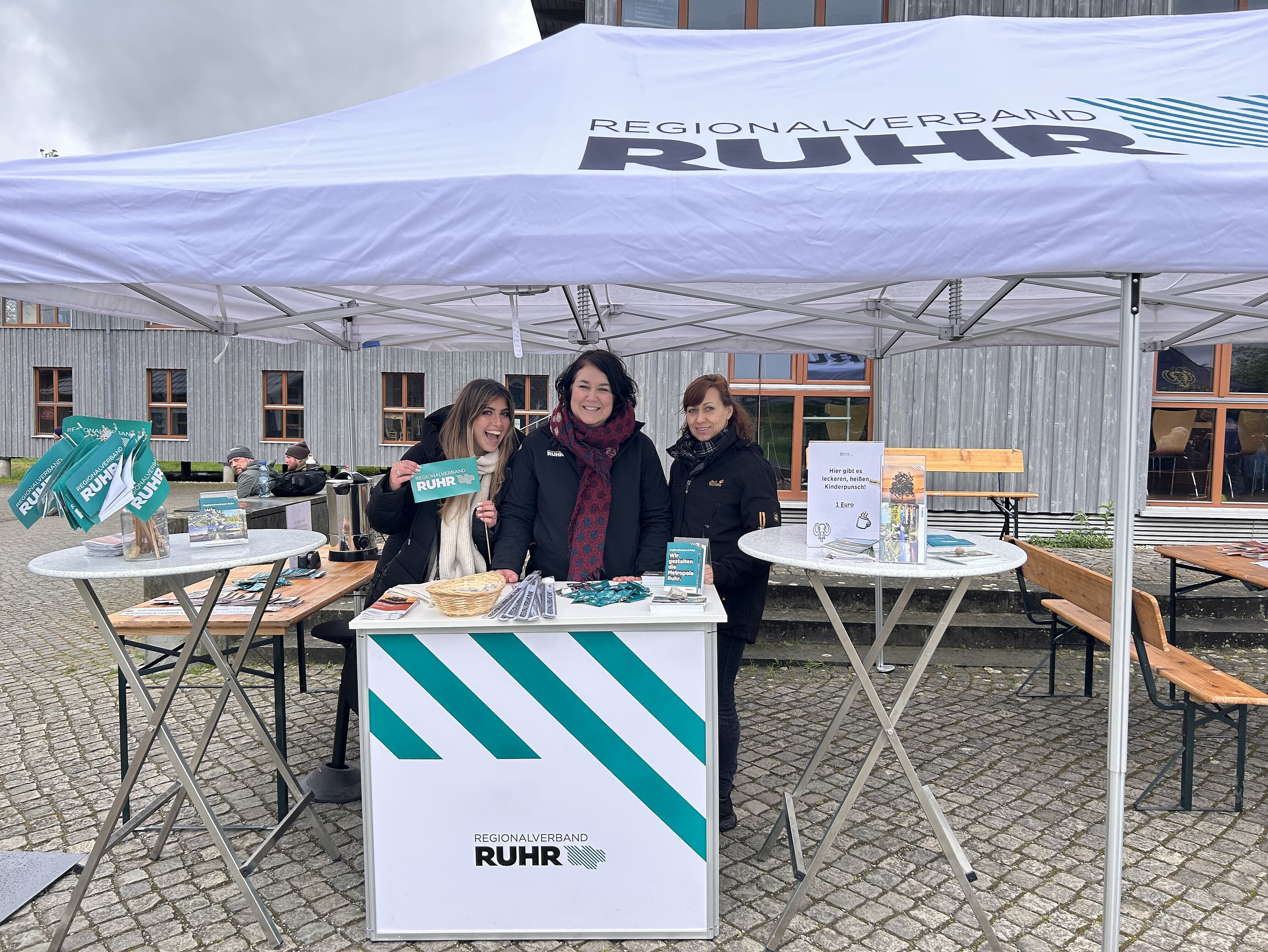 Das Team vom RVR-Besucherzentrum Haus Ripshorst wartet auf die Mammutherde.