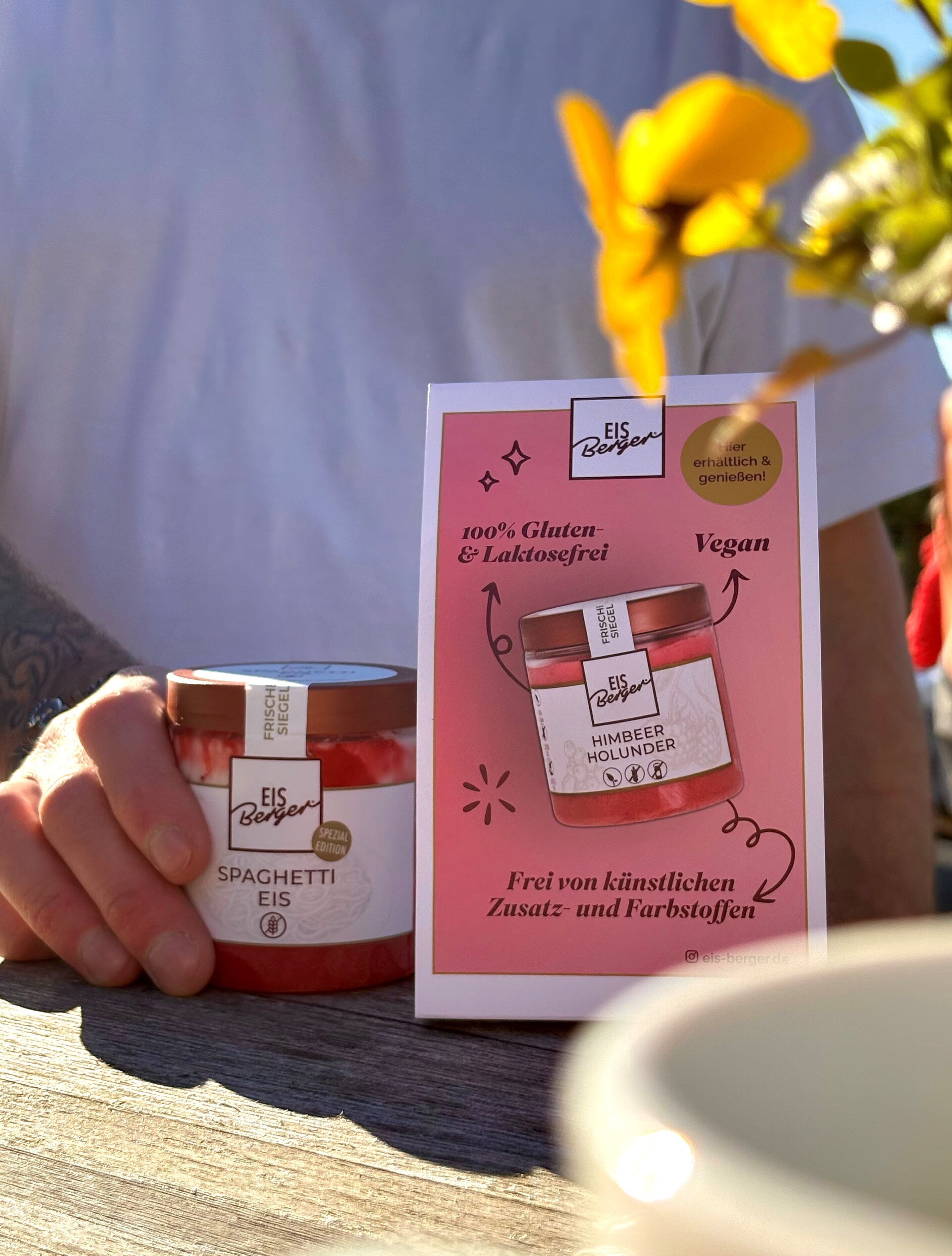 Links wird ein pinkes Eis in der Hand gehalten, rechts steht eine Karte mit den wichtigsten Eigenschaften dazu daneben