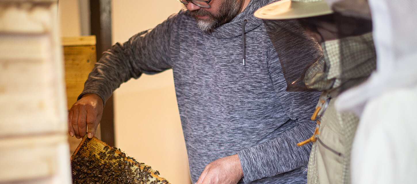 Zu Besuch im Bienenhaus beim Imker Matthias Kleinöder. 