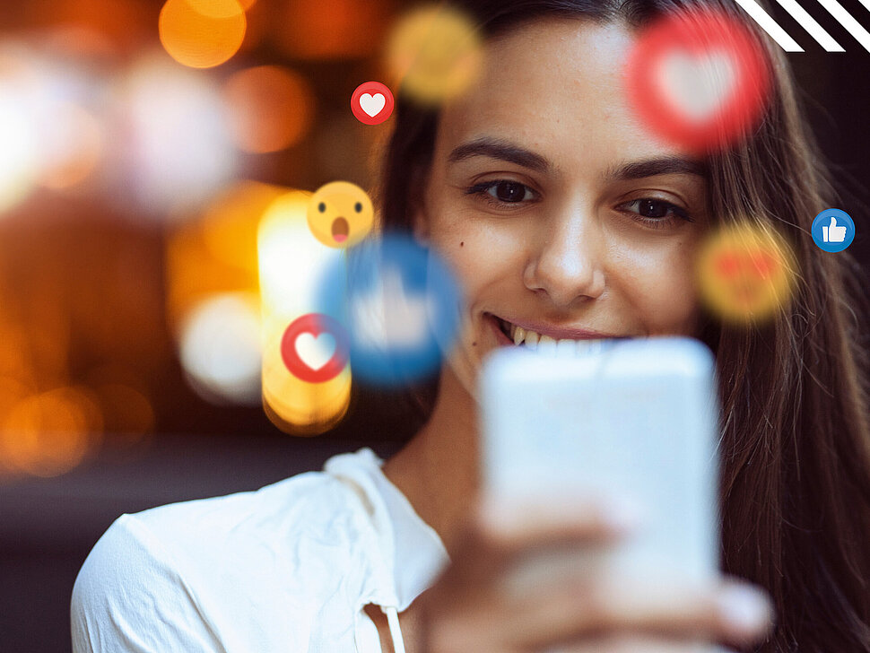 Plakat mit einer Frau, die auf ihre Handy schaut, Emojis und der Aufschrift "Wir sind jetzt auf Facebook"