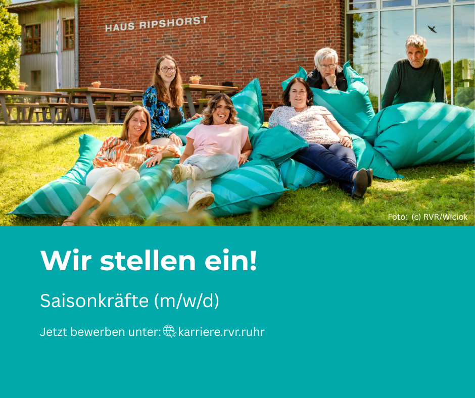 Aushilfskräfte Besucherzentren Das Team von Haus Ripshorst auf Sitzsäcken vor dem Besucherzentren. Aufschrift "Wir stellen ein! Saisonkräfte"