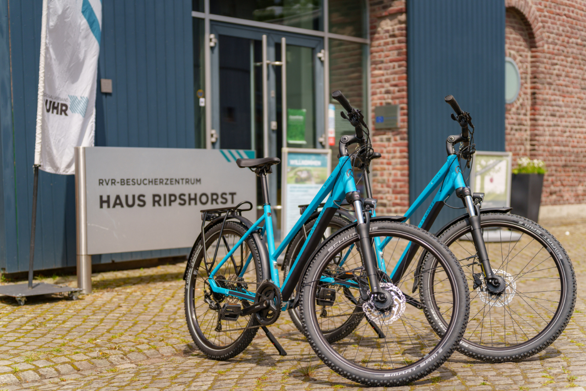 Zwei Fahrräder stehen vor dem Haus Ripshorst