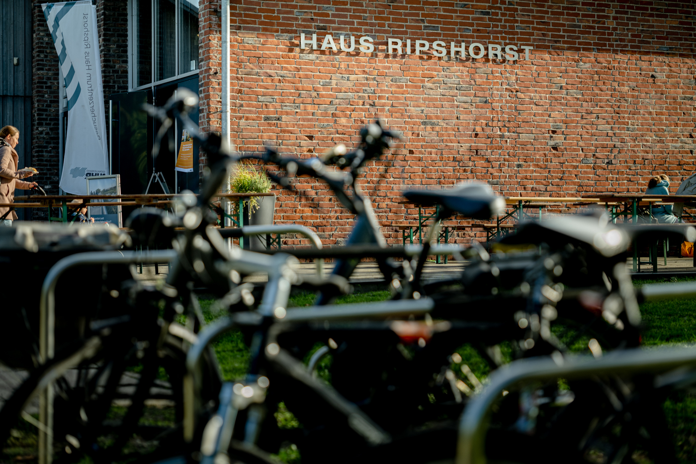 Fahrräder stehen vor dem Haus Ripshorst