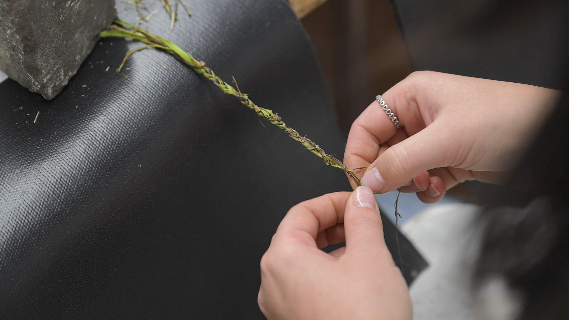 Eine Nahaufnahme von der Herstellung eines Brennnessel Armbands