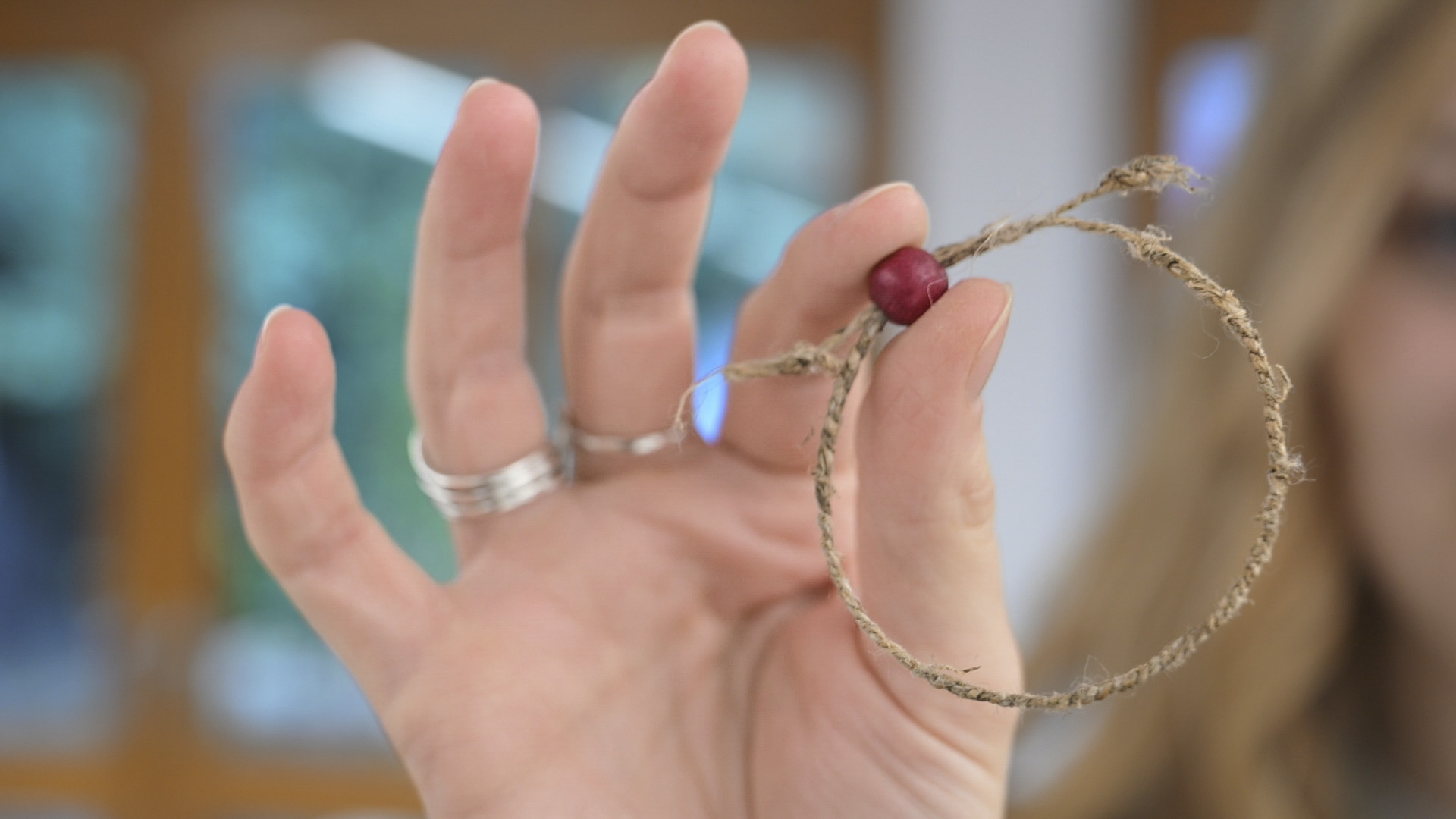 Eine Nahaufnahme von dem Brennnesselarmband