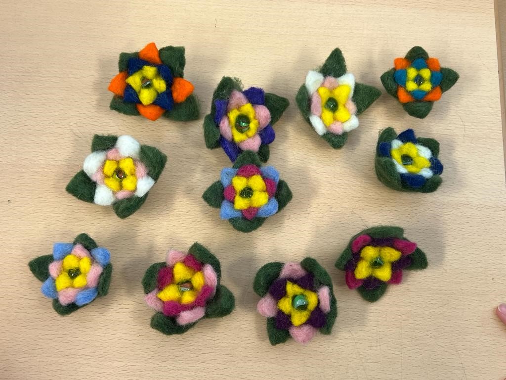 Murmelblümchen aus Filz in bunten Farben.