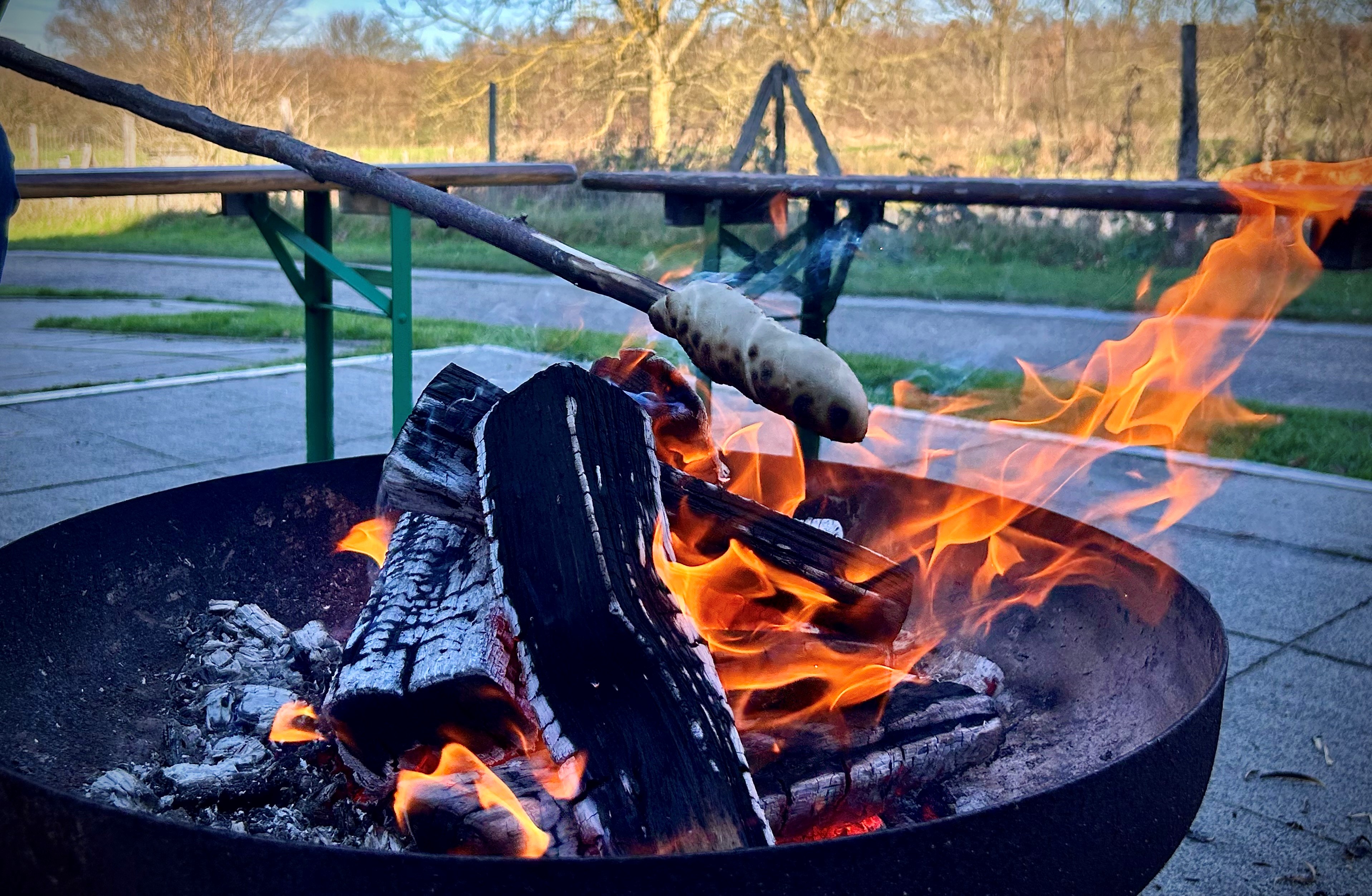 Stockbrot über dem Lagerfeuer