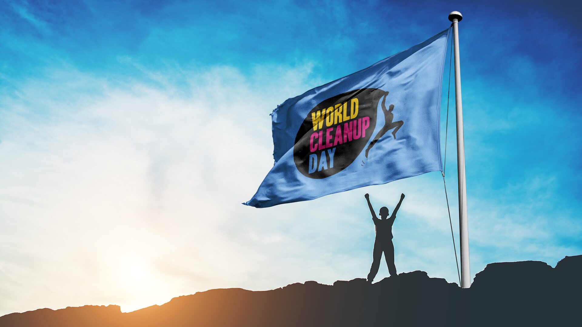 Eine Person steht mit hochgestreckten Armen neben einer Flagge mit der Aufschrift World Cleanup Day